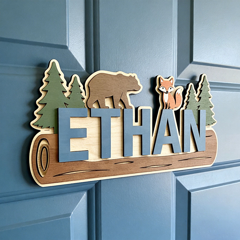 Baby Nursery - Personalisiertes Holzschild mit Waldtieren und Namen,