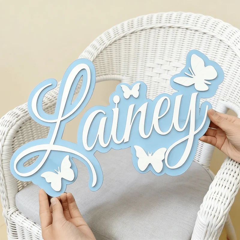 Baby Nursery - Personalisierte Baby-Namensplakette, Blaues Design mit Weißem